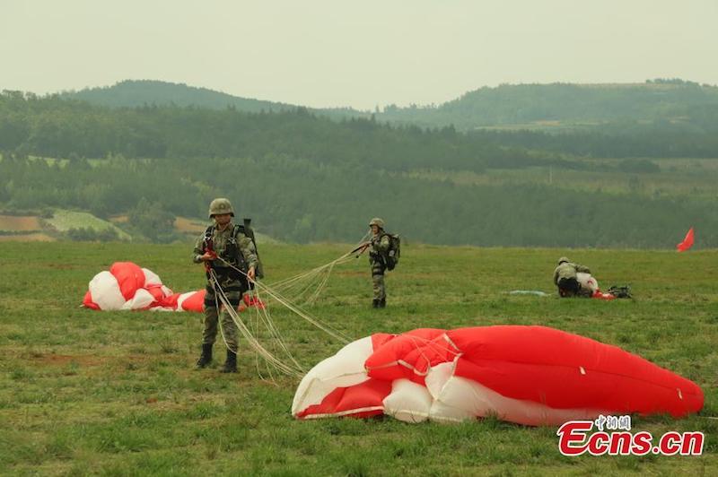 Les soldats des opérations spéciales de l'armée chinoise s'entra?nent au parachutisme