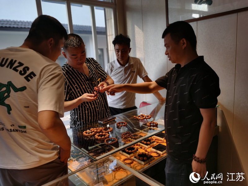 Jiangsu?: à Suzhou, la sculpture de noyaux de fruits apporte de la richesse aux artisans