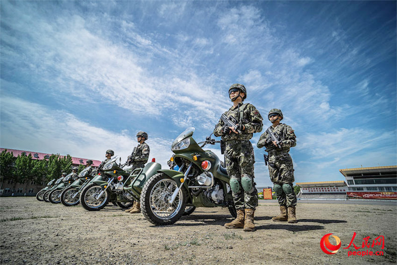 Tianjin?: des éclaireurs de la police armée participent à une formation à la conduite