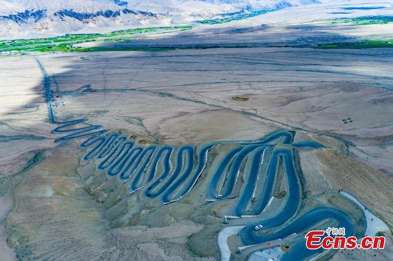 Xinjiang?: la spectaculaire route en forme de dragon de Panlong et ses 600 virages en épingle à cheveux