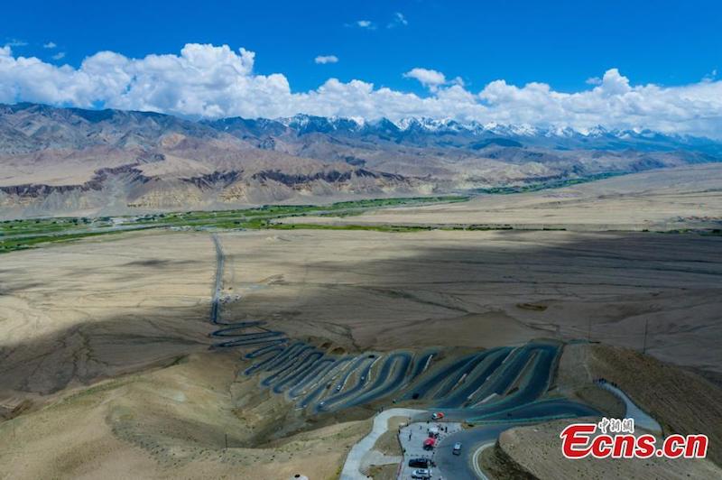 Xinjiang?: la spectaculaire route en forme de dragon de Panlong et ses 600 virages en épingle à cheveux