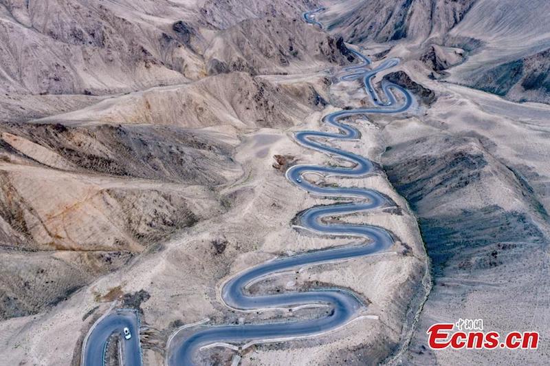 Xinjiang?: la spectaculaire route en forme de dragon de Panlong et ses 600 virages en épingle à cheveux