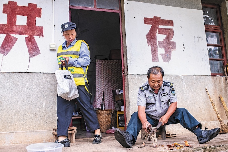 Yunnan : un garde ? à la maison ? sur un pont de chemin de fer