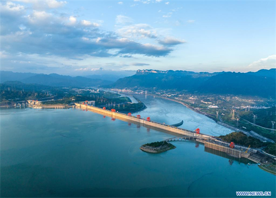 Photo aérienne prise le 9 juillet 2023 de la centrale hydroélectrique des Trois Gorges, à Yichang, dans la province chinoise du Hubei (centre). Selon des données officielles publiées lundi, la centrale hydroélectrique des Trois Gorges sur le fleuve Yangtsé en Chine a généré plus de 1.600 milliards de kWh d'électricité en 20 ans depuis la mise en service de son premier groupe électrogène pour produire de l'électricité en juillet 2003. (Photo : Wang Gang)