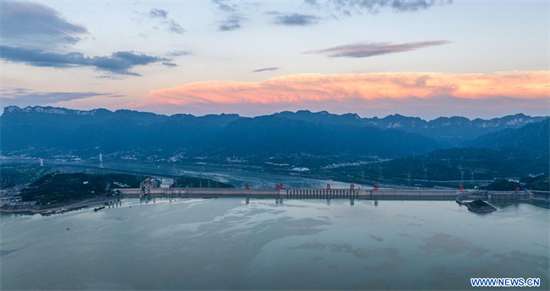 Photo aérienne prise le 9 juillet 2023 de la centrale hydroélectrique des Trois Gorges, à Yichang, dans la province chinoise du Hubei (centre). Selon des données officielles publiées lundi, la centrale hydroélectrique des Trois Gorges sur le fleuve Yangtsé en Chine a généré plus de 1.600 milliards de kWh d'électricité en 20 ans depuis la mise en service de son premier groupe électrogène pour produire de l'électricité en juillet 2003. (Photo : Wang Gang)