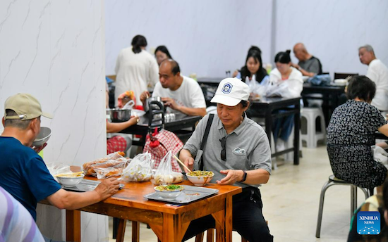 Des personnes prennent leur petit-déjeuner dans un restaurant au Coin nord-ouest de la ville de Tianjin située dans le nord de la Chine. Le Coin nord-ouest doit son nom à sa situation dans le nord-ouest de la vieille ville de Tianjin. Le matin, de nombreux touristes parlant différents dialectes y tra?nent leurs valises pour prendre un petit-déjeuner aux couleurs locales.?(Xinhua/Sun Fanyue)