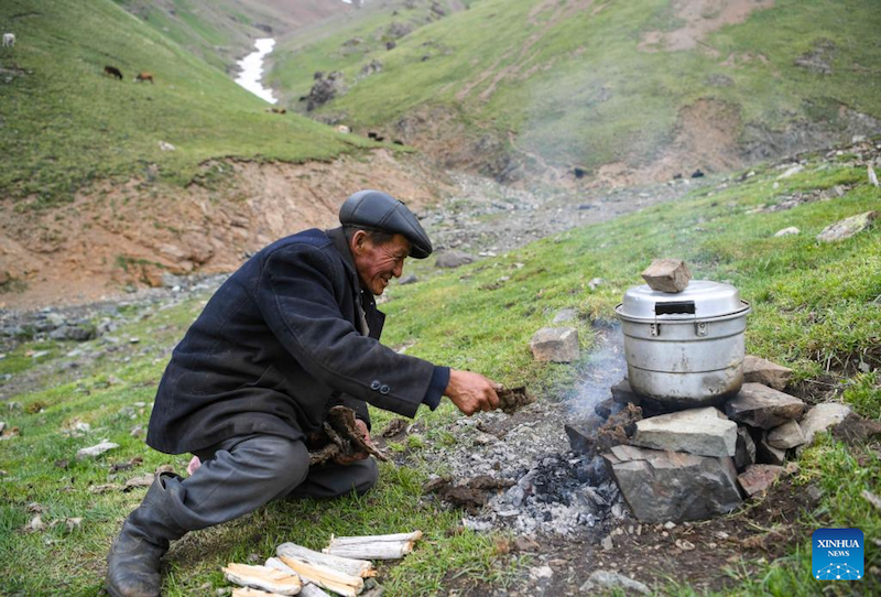 Xinjiang?: Une famille nomade embrasse une vie meilleure