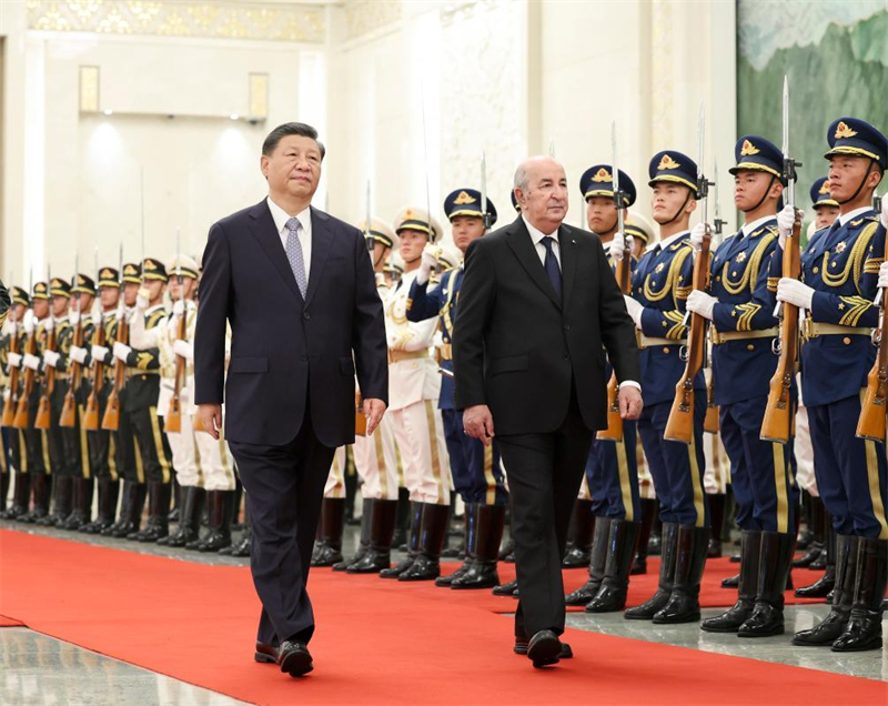 Xi Jinping s'entretient avec le président algérien