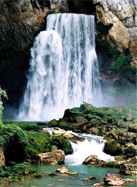 Guizhou: les montagnes verdoyantes et les eaux limpides ornent les sites pittoresques