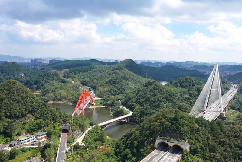 Guizhou: les montagnes verdoyantes et les eaux limpides ornent les sites pittoresques