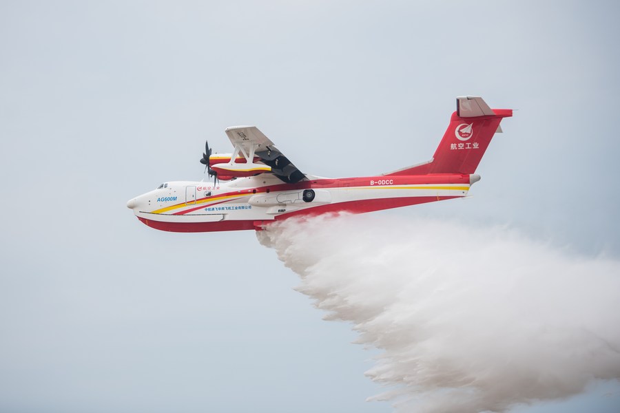 Un avion de lutte contre les incendies AG600M largue de l'eau lors d'un test de collecte et de largage d'eau, à Jingmen, dans la province chinoise du Hubei (centre), le 27 septembre 2022. (Photo : Wu Zhizun)