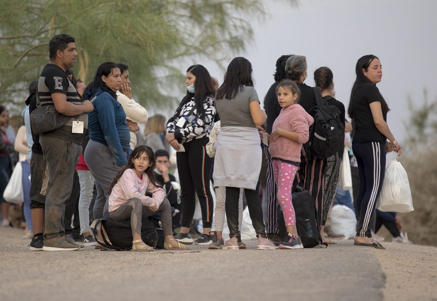 Des migrants demandeurs d'asile attendent pour monter dans un bus à un poste de contr?le à Eagle Pass, au Texas, aux Etats-Unis, le 10 octobre 2022. (Xinhua/Nick Wagner)