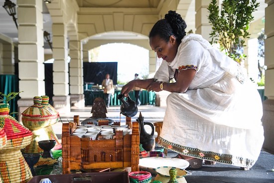 Une Ethiopienne prépare du café traditionnel à Addis-Abeba en Ethiopie. (Xinhua/Michael Tewelde)