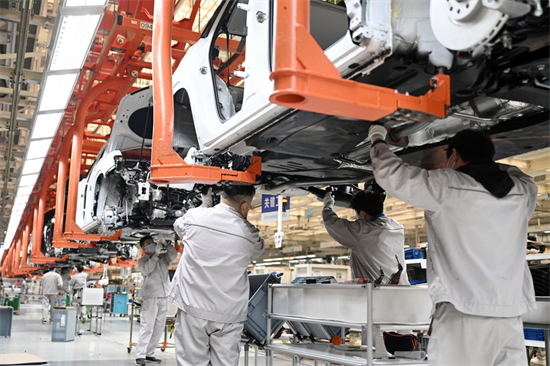 Des employés travaillent sur une cha?ne de montage de la base de FAW-Volkswagen dans la ville chinoise de Tianjin (nord), le 11 janvier 2023. (Xinhua/Zhao Zishuo)