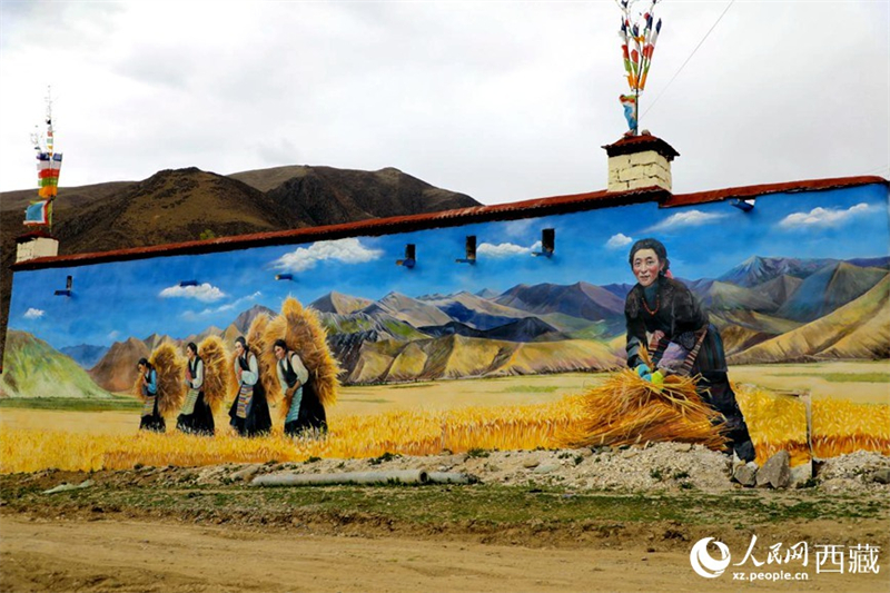 Tibet : des peintures 3D embellissent le village de Qiacun