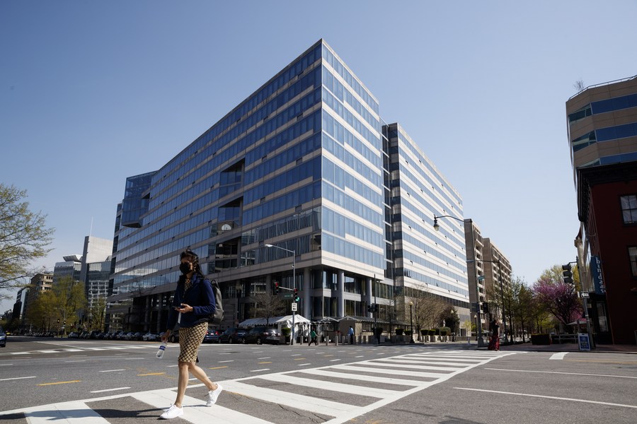 Photo d'archives prise le 6 avril 2021 montrant le batiement abritant le siège du Fonds monétaire international (FMI) à Washington, D.C., aux Etats-Unis. (Xinhua/Ting Shen)