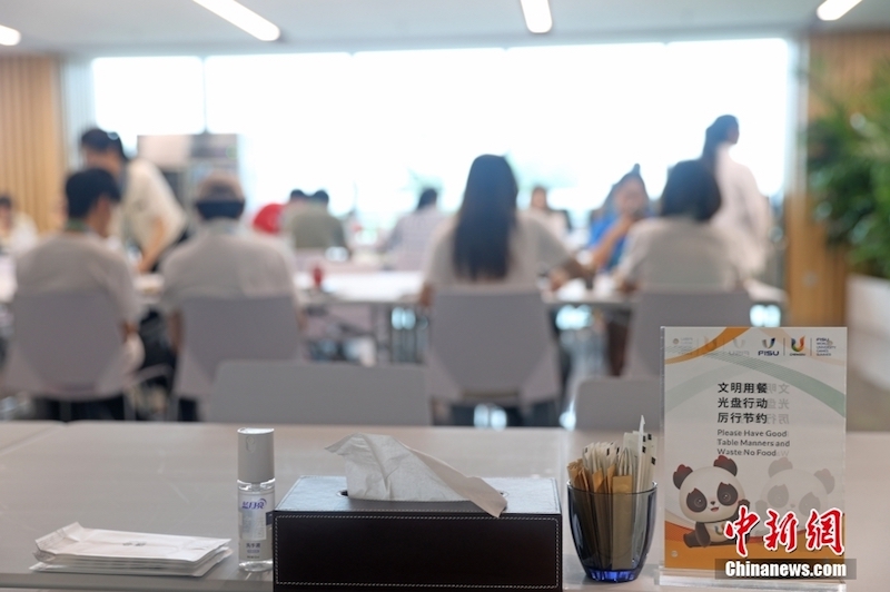 Sichuan : en visite au restaurant des médias au Centre principal des médias de l'Universiade de Chengdu