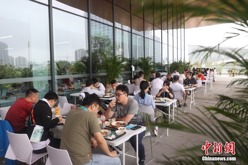 Sichuan : en visite au restaurant des médias au Centre principal des médias de l'Universiade de Chengdu