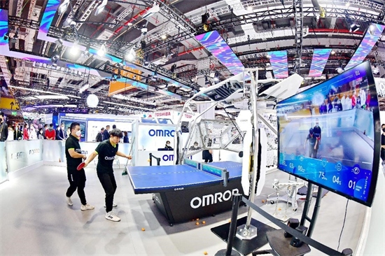 Un robot entra?neur de tennis de table sur le stand Omron dans la zone d'exposition des équipements techniques de la 5e CIIE, le 8 novembre 2022. (Zhu Haipeng / Pic.people.com.cn)