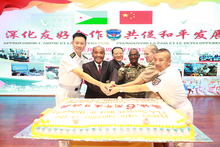 Un gateau a été préparé en l'honneur du 6e anniversaire de la fondation de la base militaire chinoise à Djibouti. (Photo / Le Quotidien du Peuple en ligne)