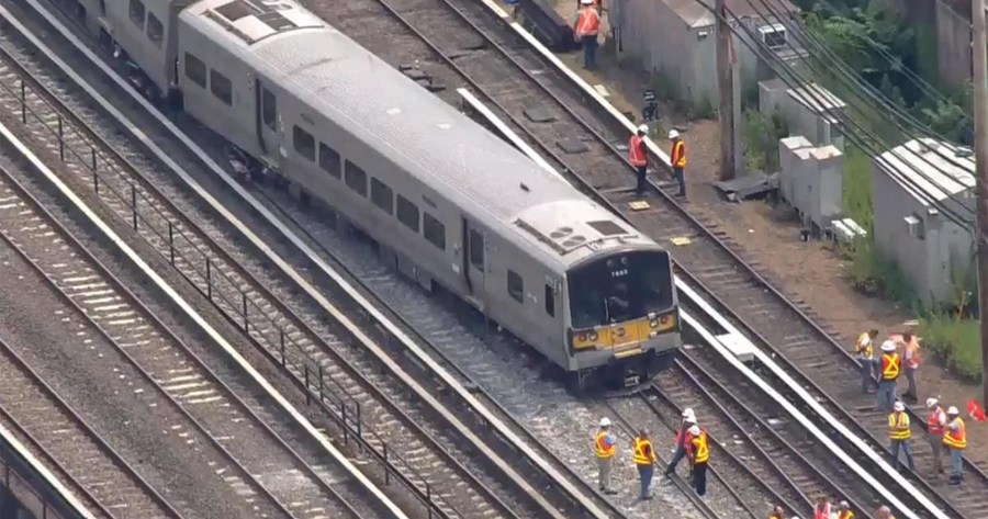 Une capture d'écran tirée d'une vidéo en ligne de CBS News montrant le déraillement d'un train de voyageurs survenu le 3 ao?t 2023 à New York, aux Etats-Unis, qui a fait au moins 13 blessés. (Xinhua)