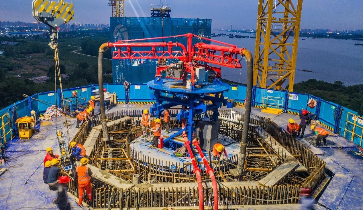 La tour principale du pont de Yanji sur le fleuve Yangtsé à Ezhou, dans la province du Hubei (centre de la Chine), en cours de construction. (Zhao Guangliang / Le Quotidien du Peuple en ligne)