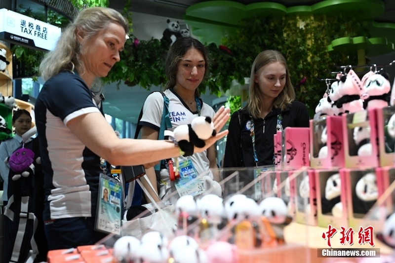 Sichuan : des athlètes des Universiades visitent la Base de recherche sur la reproduction du panda géant de Chengdu