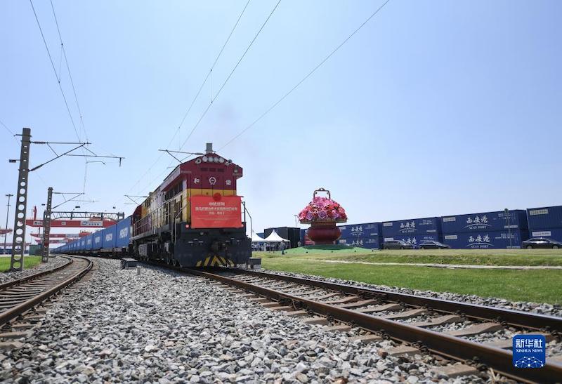 Shaanxi : premier départ d'un train spécial de modules photovolta?ques de la coopération Shaanxi-Ouzbékistan depuis Xi'an