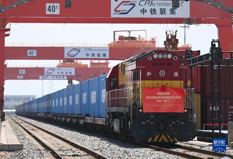 Shaanxi : premier départ d'un train spécial de modules photovolta?ques de la coopération Shaanxi-Ouzbékistan depuis Xi'an