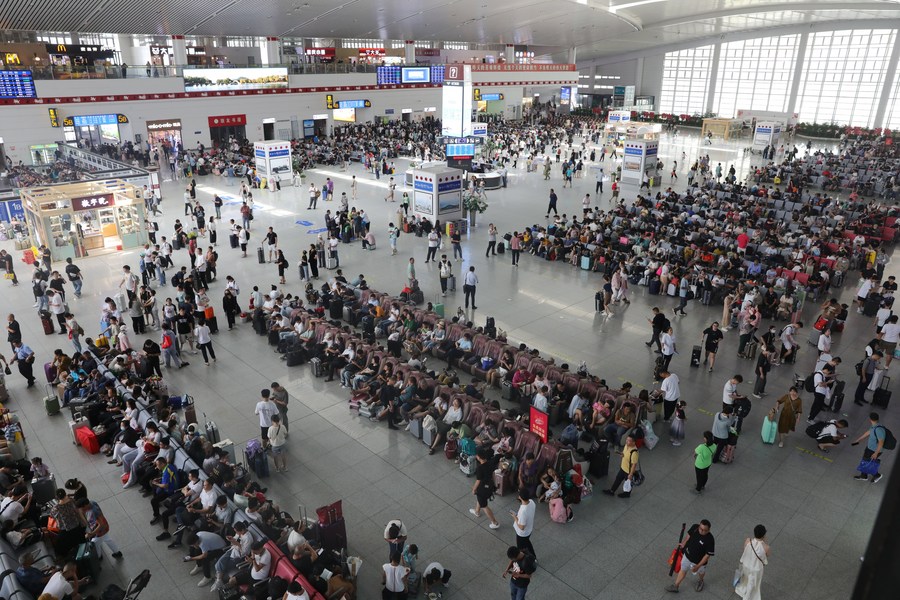 Des passagers dans la salle d'attente de la gare de l'Est de Xuzhou, dans la ville de Xuzhou de la province orientale du Jiangsu, le 1er ao?t 2023. (Photo : Mao Jun)