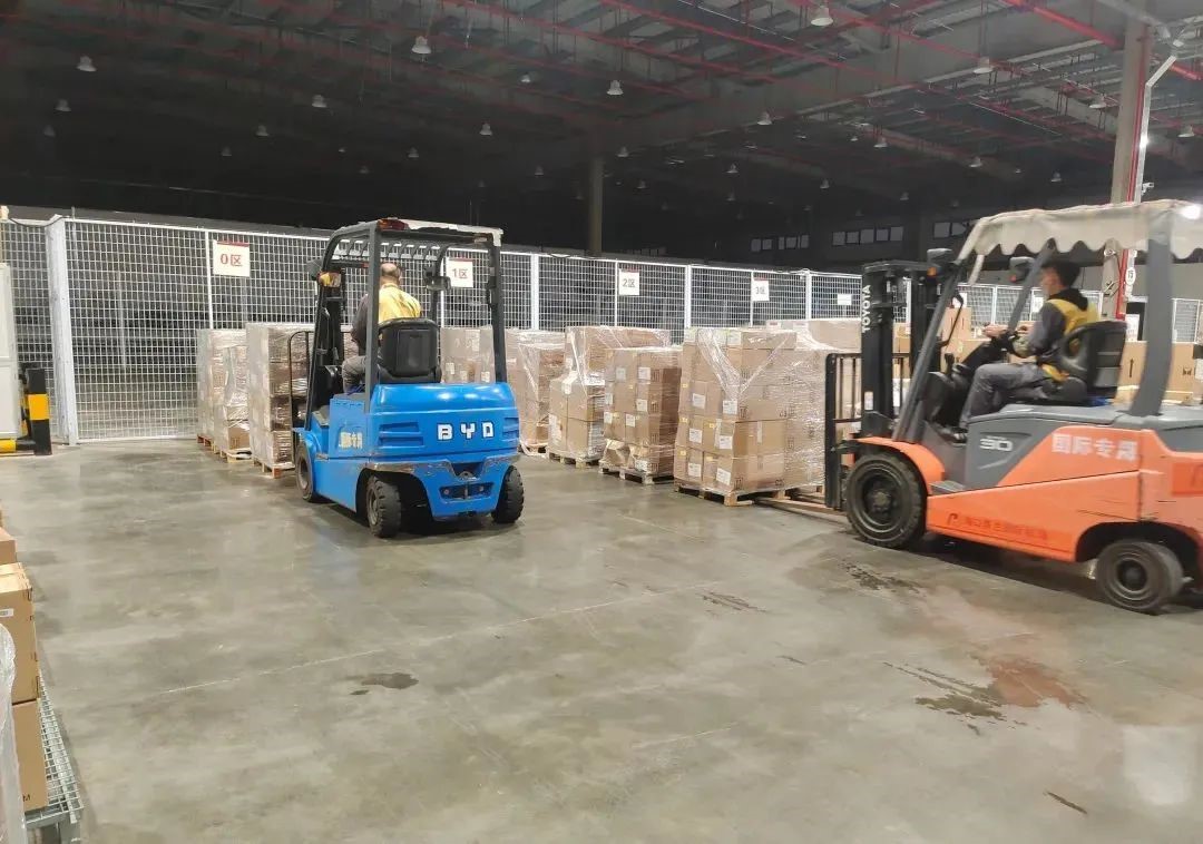 Des marchandises sont stockées dans un entrep?t avant d'être expédiées par camions à l'aéroport international Meilan de Haikou, capitale de la province de Hainan (sud de la Chine). (Photo fournie par l'aéroport international Meilan de Haikou)