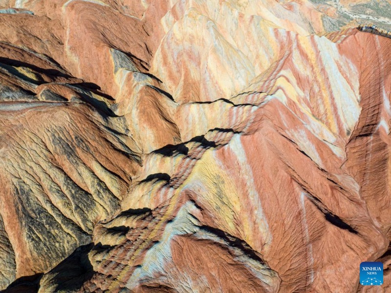 Gansu : le Parc géologique national de Danxia attire les touristes avec ses paysages uniques