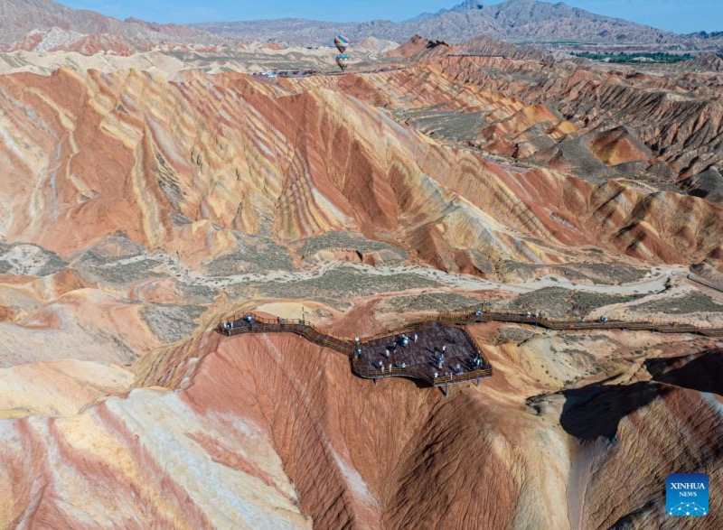 Gansu : le Parc géologique national de Danxia attire les touristes avec ses paysages uniques