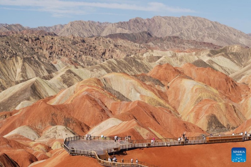 Gansu : le Parc géologique national de Danxia attire les touristes avec ses paysages uniques