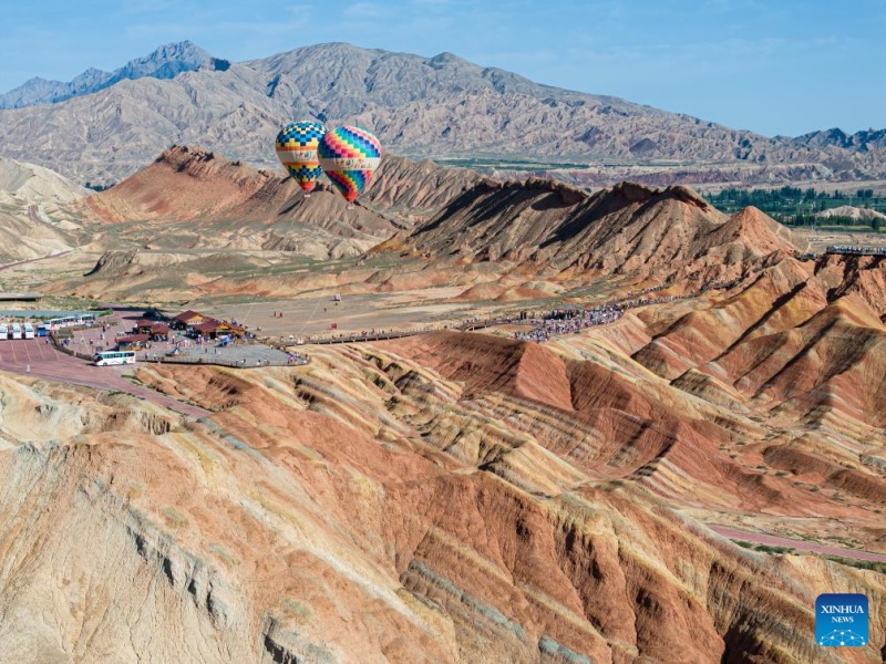 Gansu : le Parc géologique national de Danxia attire les touristes avec ses paysages uniques