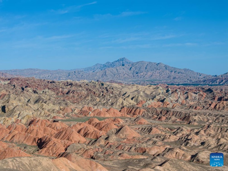 Gansu : le Parc géologique national de Danxia attire les touristes avec ses paysages uniques