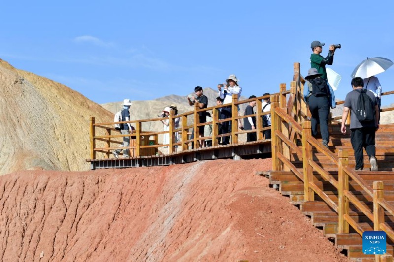 Gansu : le Parc géologique national de Danxia attire les touristes avec ses paysages uniques