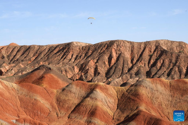 Gansu : le Parc géologique national de Danxia attire les touristes avec ses paysages uniques