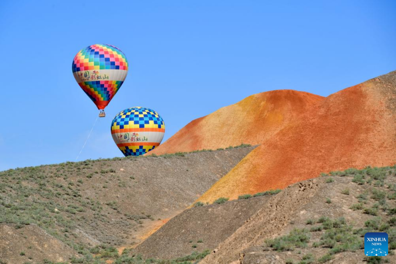 Gansu : le Parc géologique national de Danxia attire les touristes avec ses paysages uniques