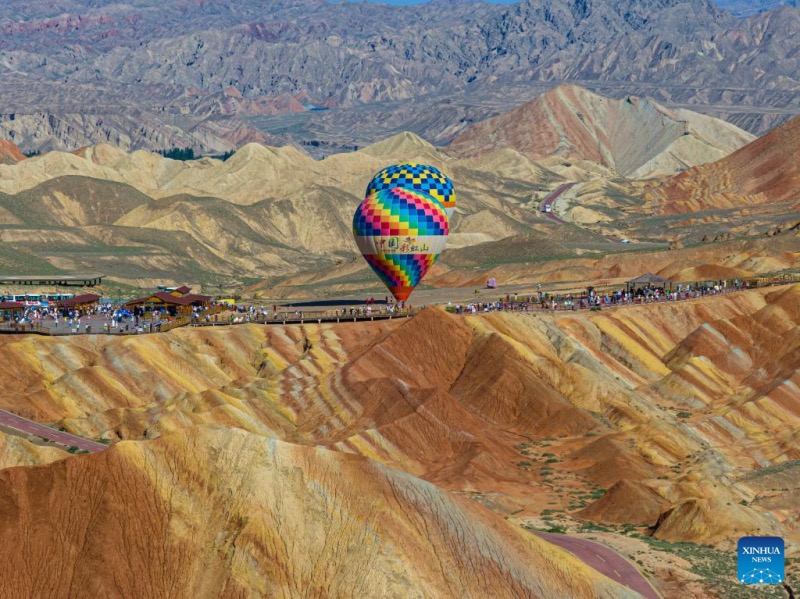 Gansu : le Parc géologique national de Danxia attire les touristes avec ses paysages uniques