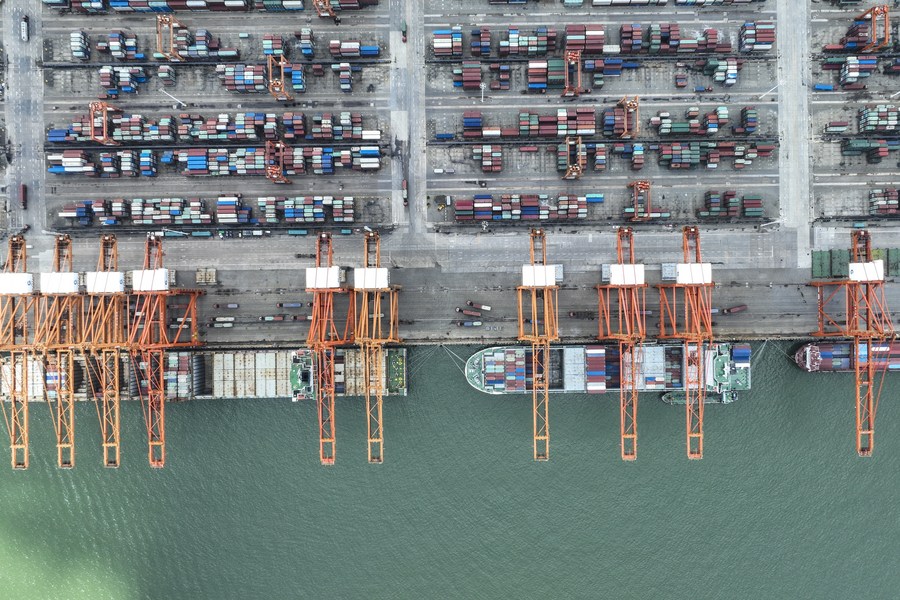 Photo prise le 22 juillet 2023 d'un quai à conteneurs du port du golfe de Beibu à Qinzhou, dans la région autonome Zhuang du Guangxi (sud). (Photo : Cao Yiming)