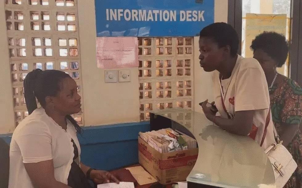 Photo : Rose emmène sa mère à l'h?pital, et après avoir été enregistrée par le personnel local, les médecins de l'équipe d'aide médicale chinoise à l'Ouganda ont procédé à une consultation en face à face (Photo / Zhejiang Broadcasting and Television Group)