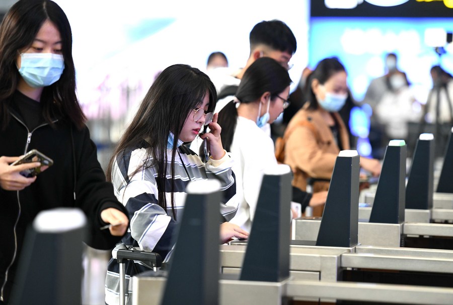 Des passagers entrent dans la gare de Shijiazhuang grace à un système de reconnaissance faciale, à Shijiazhuang, dans la province chinoise du Hebei (nord), le 7 octobre 2021. (Photo : Chen Qibao)