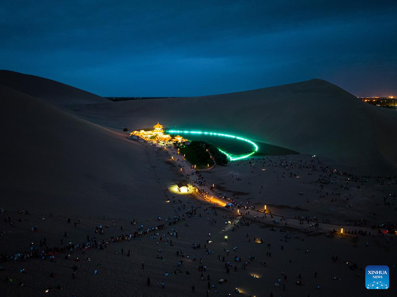 Gansu : le mont Mingsha et le site touristique de la Source du Croissant à Dunhuang entrent dans la haute saison touristique