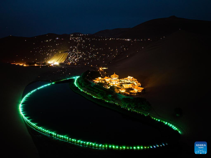 Gansu : le mont Mingsha et le site touristique de la Source du Croissant à Dunhuang entrent dans la haute saison touristique