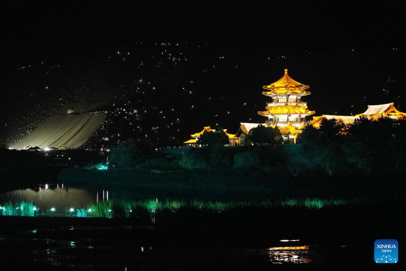 Gansu : le mont Mingsha et le site touristique de la Source du Croissant à Dunhuang entrent dans la haute saison touristique