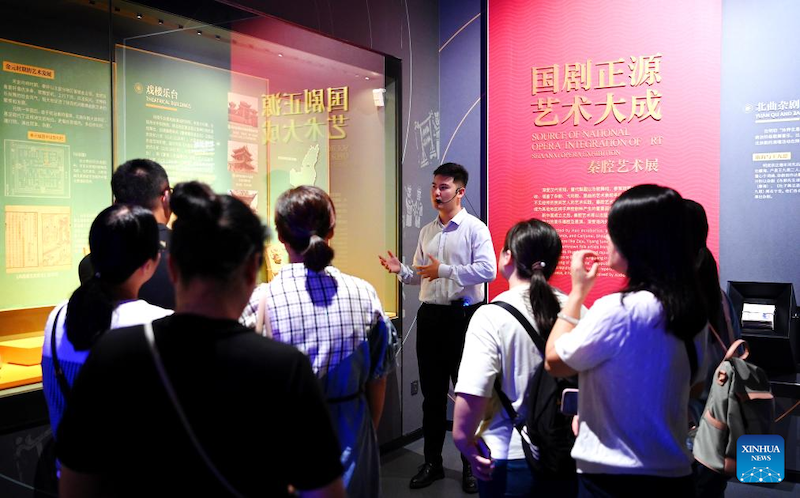 Shaanxi : le Musée d'art de l'opéra Qinqiang à Xi'an attire de nombreux touristes pendant les vacances d'été