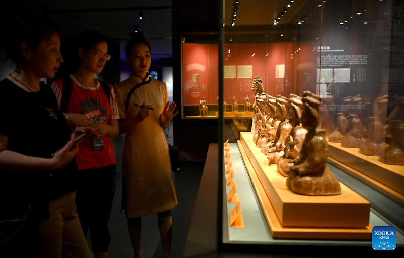 Shaanxi : le Musée d'art de l'opéra Qinqiang à Xi'an attire de nombreux touristes pendant les vacances d'été