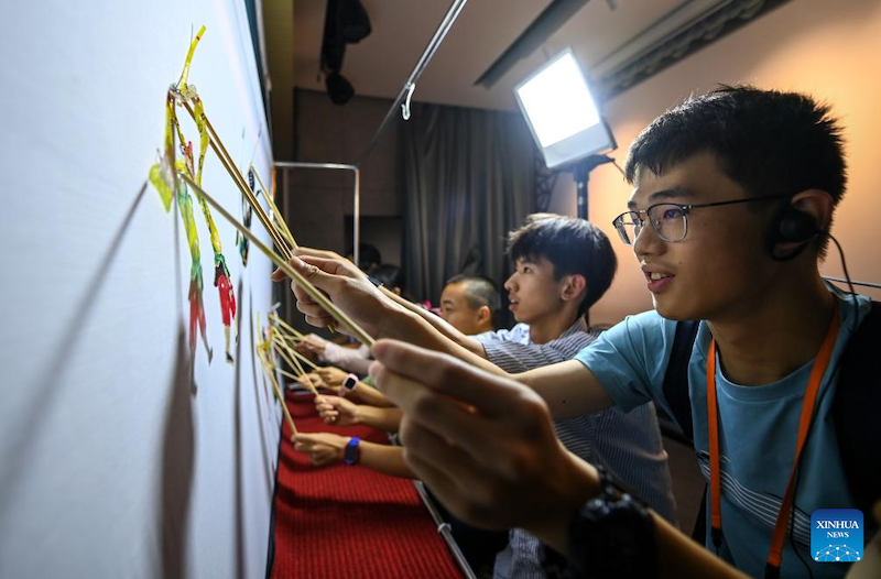 Shaanxi : le Musée d'art de l'opéra Qinqiang à Xi'an attire de nombreux touristes pendant les vacances d'été