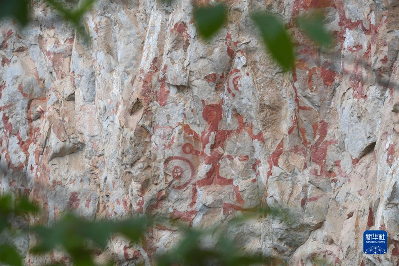 Guangxi : les peintures rupestres de Huashan et leurs ? petits hommes qui dansent ?